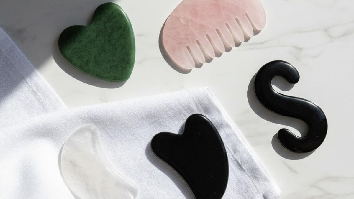 กัวซา (Gua Sha) คืออะไร? เผยเคล็ดลับผิวกระชับ หน้าเรียวแบบแพทย์จีนโบราณ 5 หินกัวซาหลากชนิด เช่น หินหยก โรสควอตซ์ และออบซิเดียน