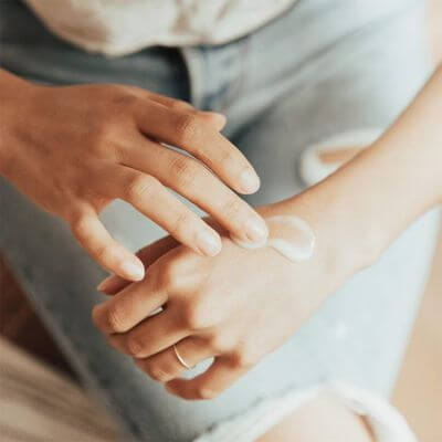 ครีมบำรุงมือ ล็อคความชุ่มชื่น นุ่มนวลอ่อนเยาว์ 4 ครีมบำรุงมือ 2