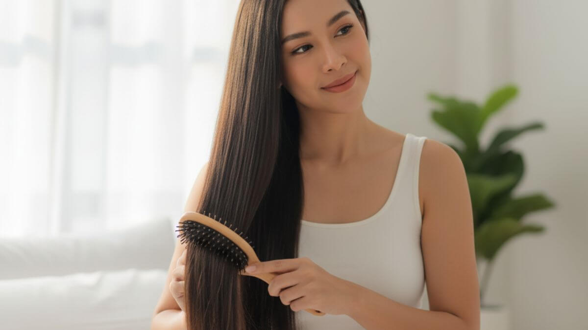 หวีแปรงขนหมูป่า (Boar Bristle Brush) คืออะไร? ดีอย่างไร และยี่ห้อไหนดีปี 2025 2 หวีแปรงขนหมูป่าช่วยบำรุงผมให้นุ่มลื่นและเงางาม