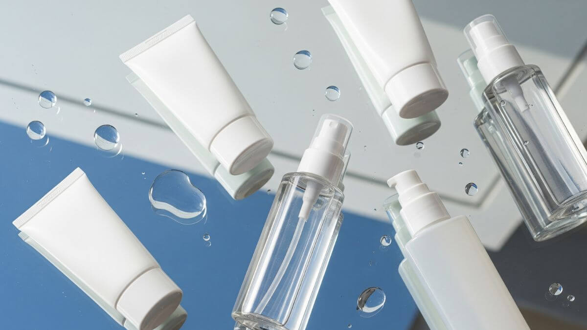 ครีมกันแดดสูตรน้ำยอดนิยมปี 2025 โทนสะอาดสดชื่น