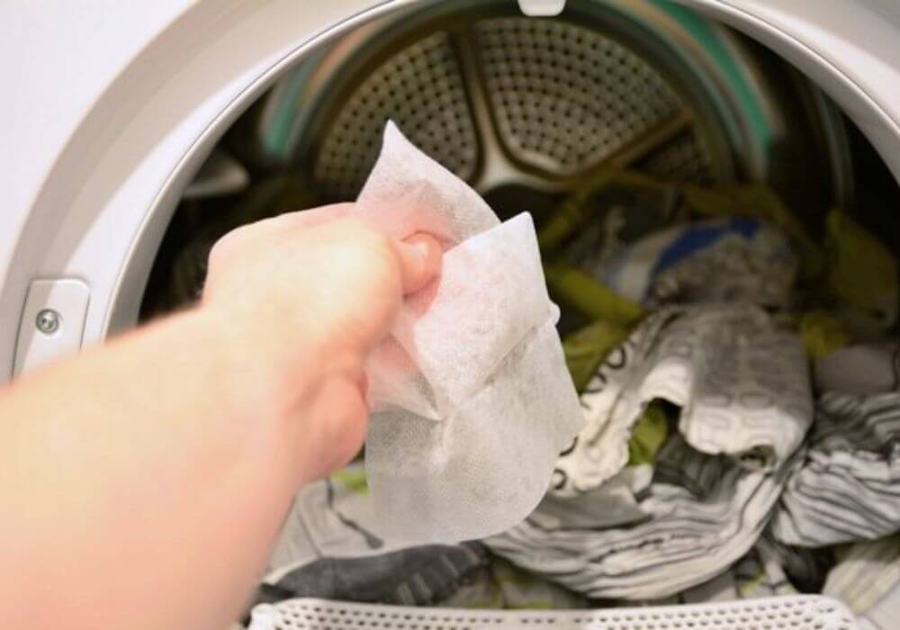 แผ่นอบผ้า Fabric Softener Sheets หรือ Dryer Sheets 2 แผ่นอบผ้า