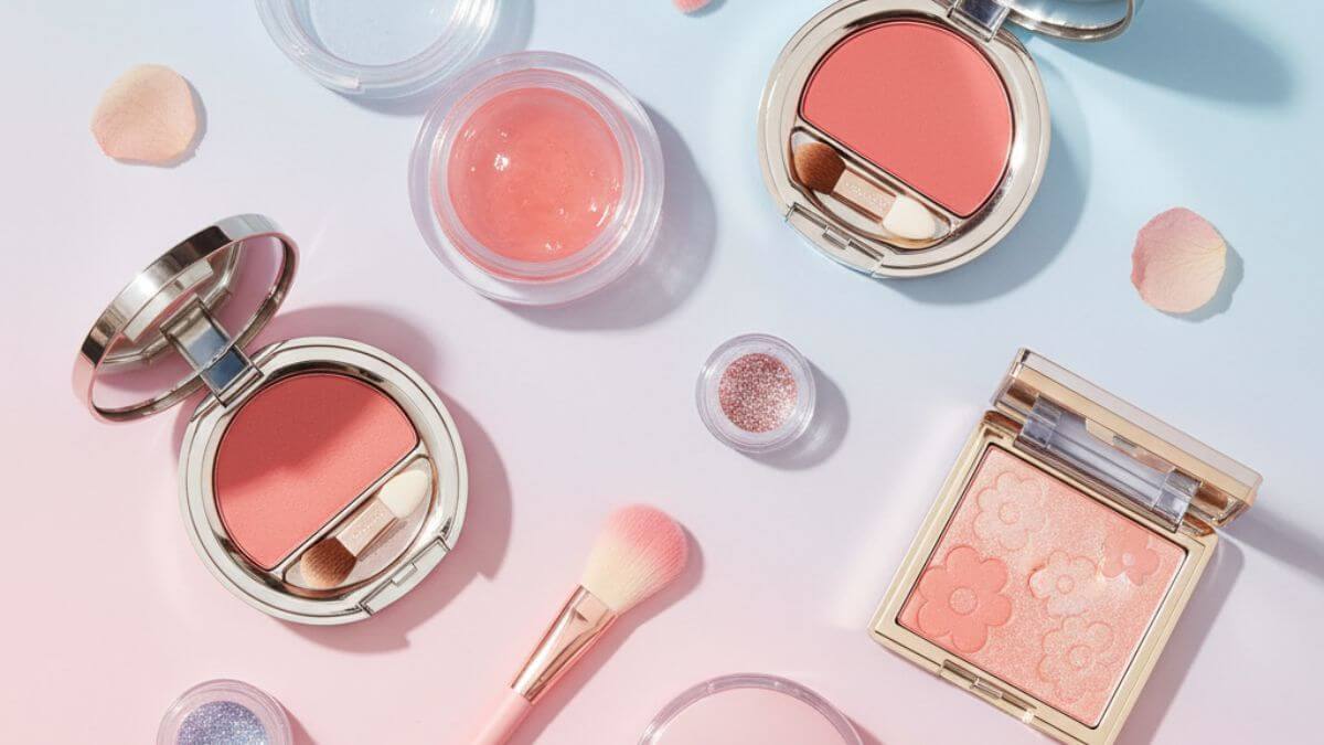 รีวิวบลัชออน Canmake สีฮิต เนื้อดี ราคาเบา เลือกยังไงให้เข้ากับโทนผิว 2 บลัชออน Canmake หลายรุ่นรวมกันบนพื้นหลังพาสเทล