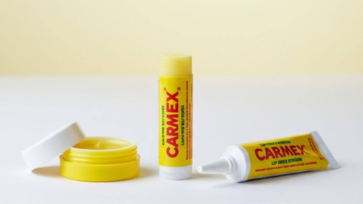 Carmex Lip Balm ดีไหม? รีวิวลิปบาล์มคลาสสิกจากอเมริกา พร้อมรุ่นแนะนำและวิธีใช้ให้ได้ผล 2 Carmex Lip Balm ลิปบาล์มในตำนานจากอเมริกา บำรุงริมฝีปากแห้งแตกให้ชุ่มชื้น