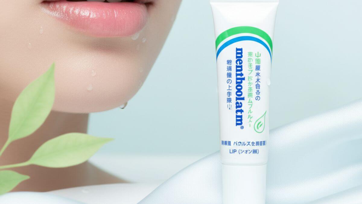 Mentholatum Lip Balm รีวิวลิปบาล์มเย็นชุ่มชื้น ลดปากแห้งแตก พร้อมกันแดดในแท่งเดียว 2 ลิปบาล์มเมนโทลาทั่ม ลิปบาล์มเย็นชุ่มชื้นสำหรับริมฝีปากแห้งแตก