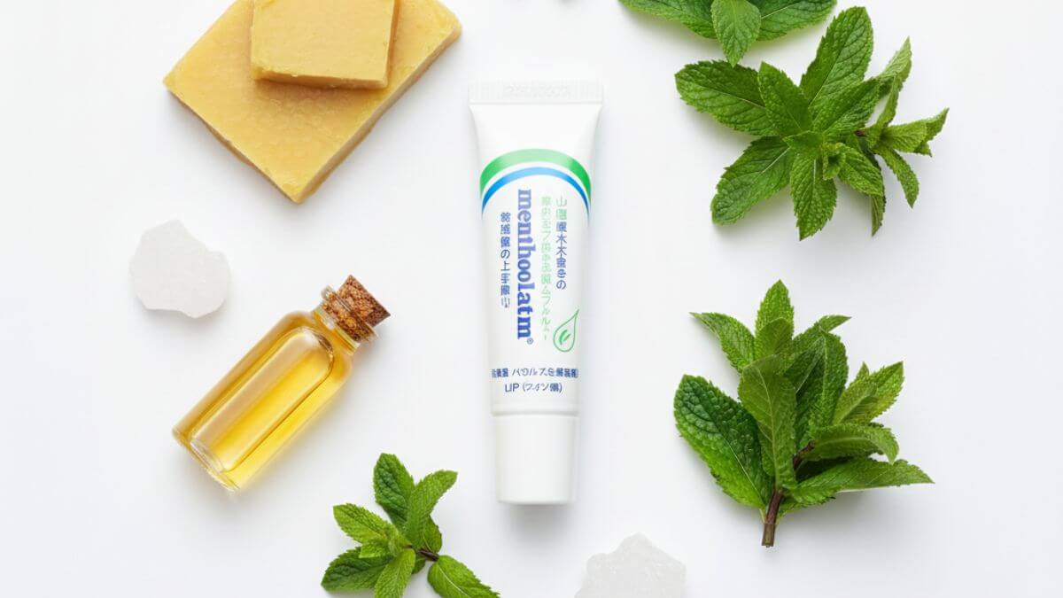 Mentholatum Lip Balm รีวิวลิปบาล์มเย็นชุ่มชื้น ลดปากแห้งแตก พร้อมกันแดดในแท่งเดียว 5 ส่วนผสมลิปบาล์มเมนโทลาทั่ม เมนทอล วิตามินอี และขี้ผึ้งธรรมชาติ