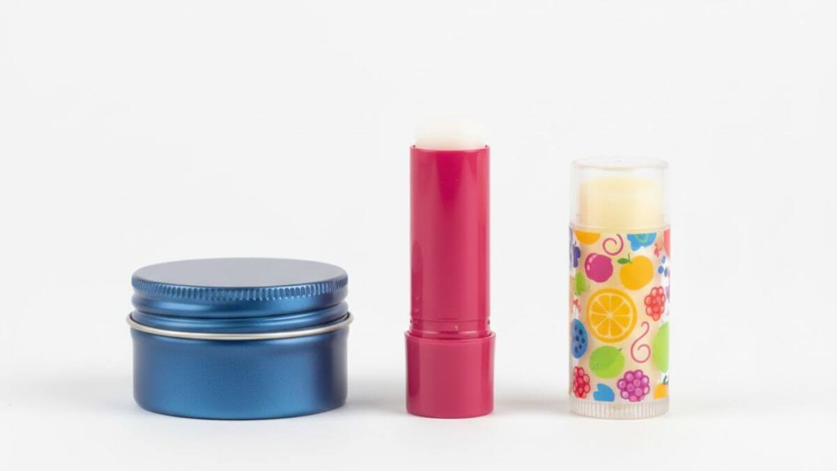 ลิปบาล์มเภสัช ดีไหม? รีวิว จุดเด่น-ข้อเสีย สูตร สี ราคา และคำถามพบบ่อย 4 ลิปบาล์มเภสัช 3 สูตรหลัก สำหรับบำรุงริมฝีปากทุกสภาพ