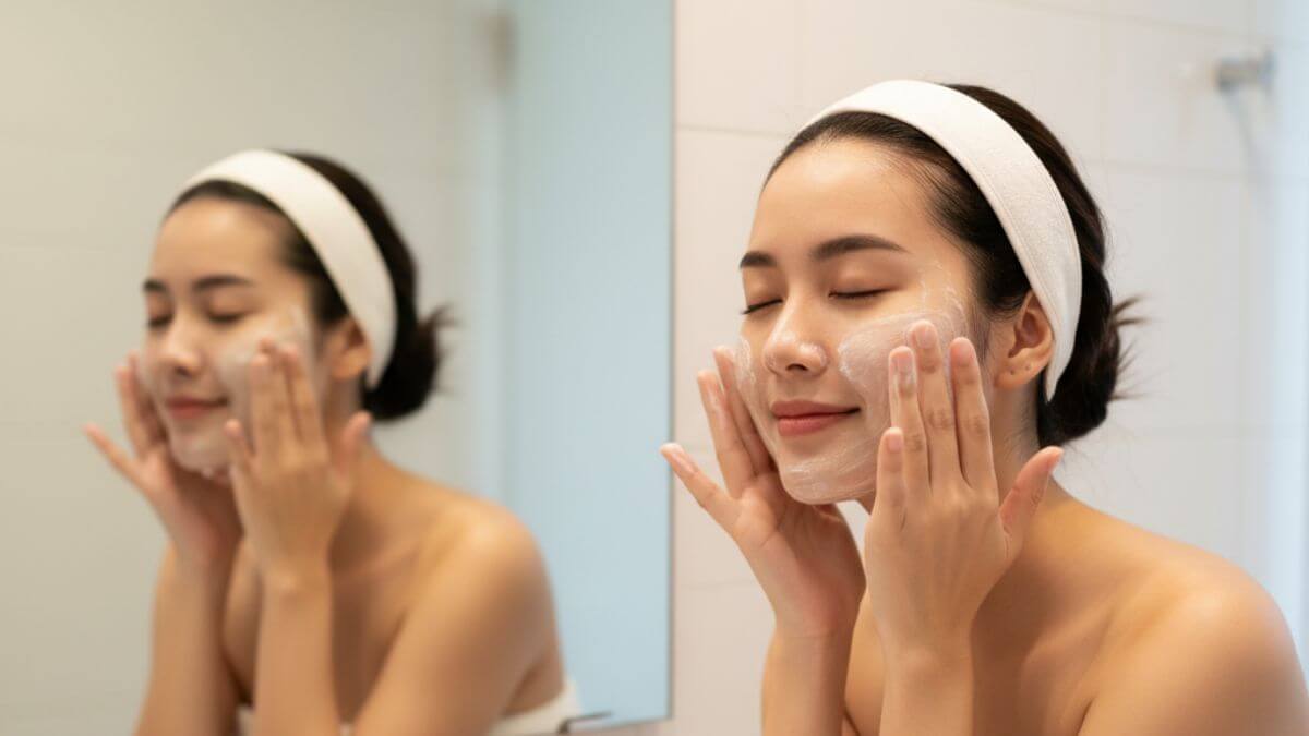 ครีมล้างหน้า (Cream Cleanser) ทางเลือกอ่อนโยนสำหรับผิวแห้งและแพ้ง่าย 6 วิธีใช้ครีมล้างหน้าอย่างถูกวิธีเพื่อผิวชุ่มชื้น