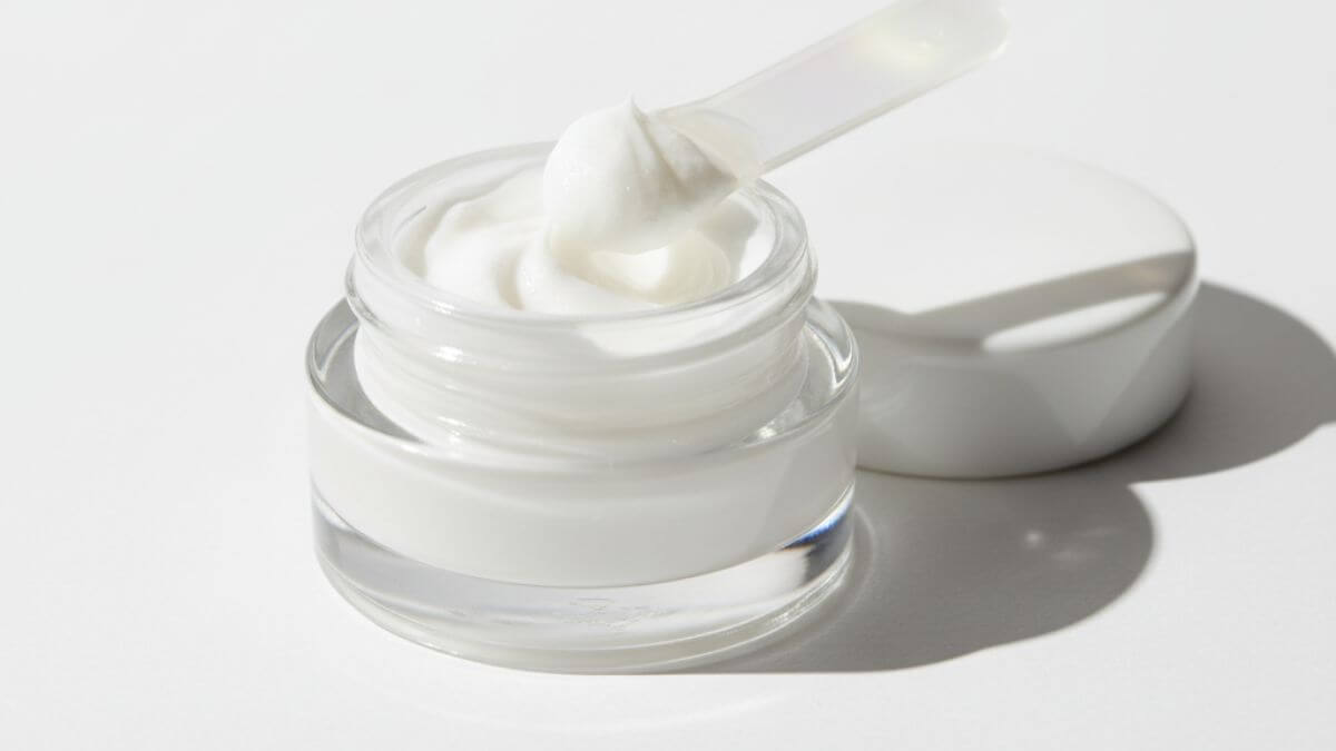 ครีมบำรุงรอบดวงตา เลือกยังไง? รีวิว Eye Cream ลดคล้ำ-ริ้วรอย ปี 2025 3 กระปุกครีมบำรุงรอบดวงตาเนื้อบางเบา
