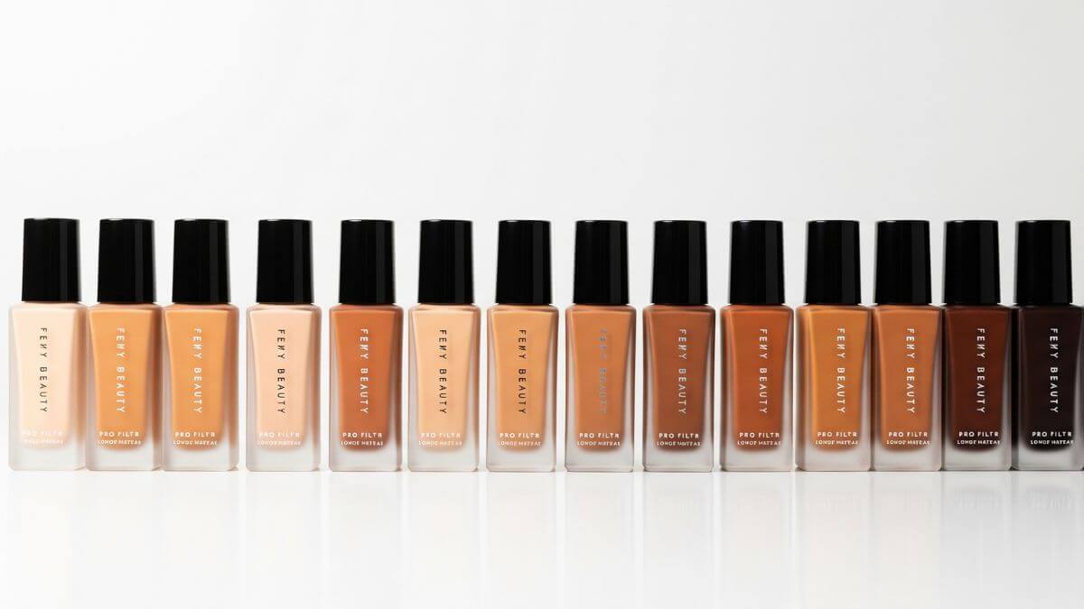 Fenty Beauty รีวิว จุดเด่น ผลิตภัณฑ์เด่น ราคา และวิธีเลือก 2025 7 รองพื้น Fenty Beauty Pro Filt’r ครอบคลุมกว่า 50 เฉดสี