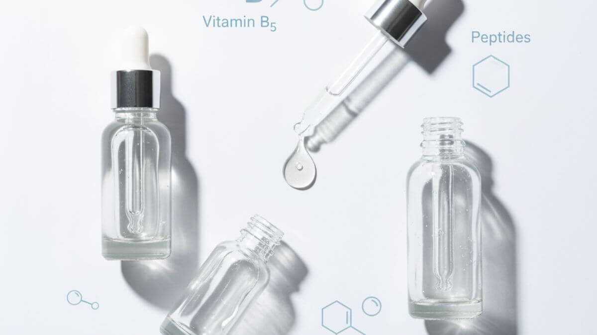 ภาพแฟลตเลย์สื่อวิธีเลือกเซรั่มไฮยาลูรอนิกให้เหมาะกับผิว