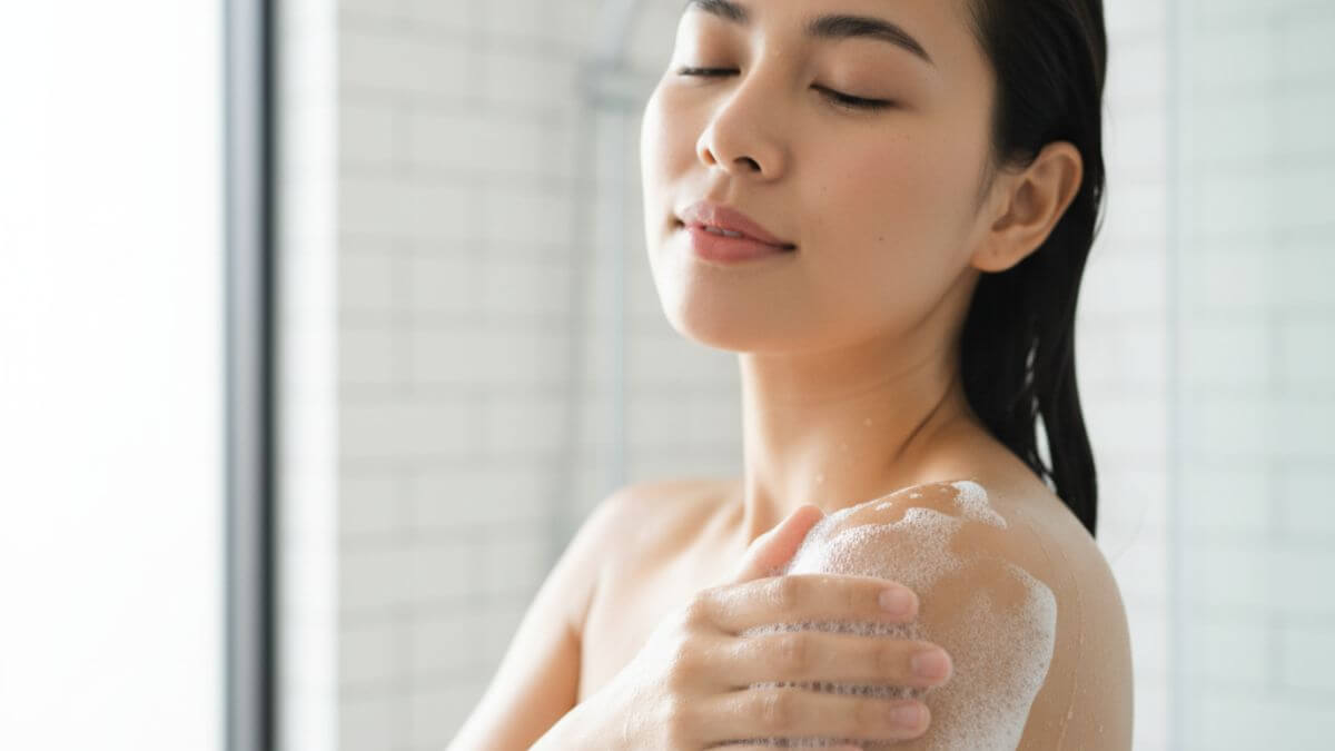 สบู่ผิวขาวภายใน 7 วัน จริงหรือโฆษณาเกินจริง วิธีเลือกและแบรนด์แนะนำ 7 ผู้หญิงไทยใช้สบู่ผิวขาวถูแขนอย่างอ่อนโยนเพื่อผลลัพธ์ที่ดี