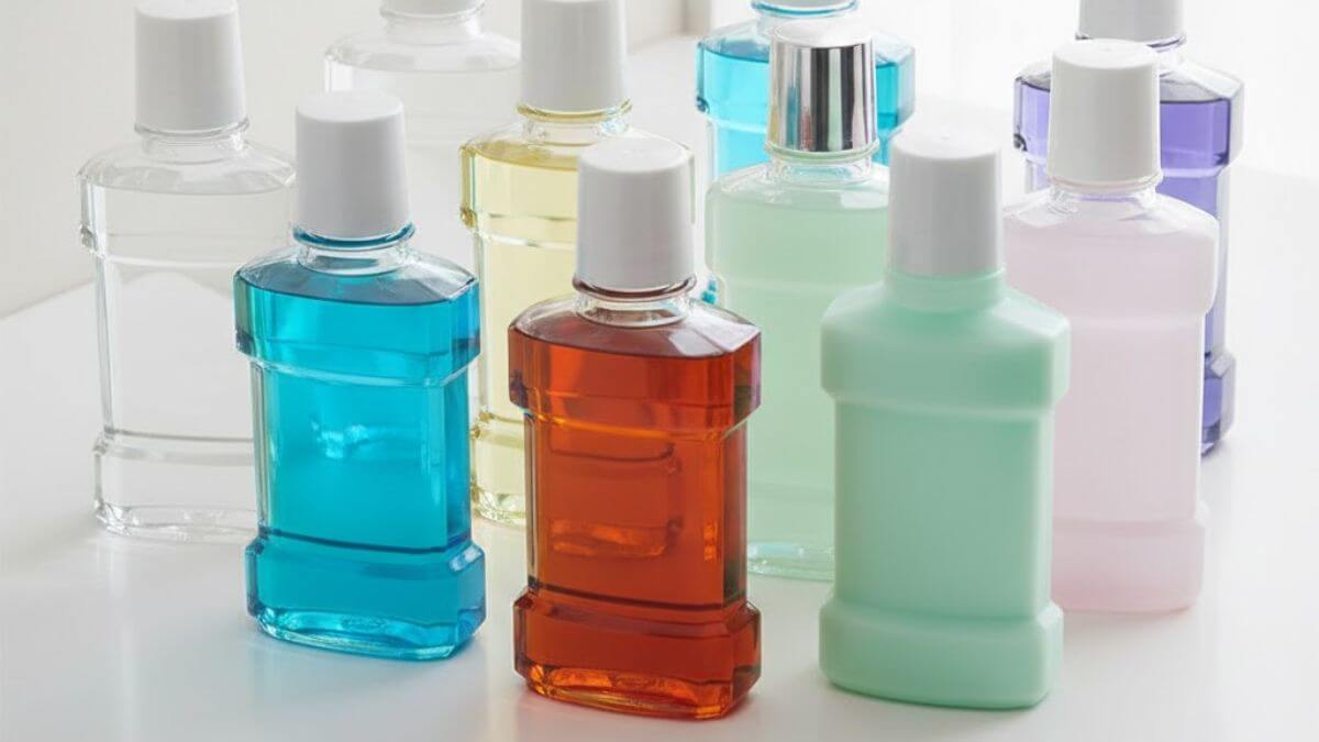 น้ำยาบ้วนปากยี่ห้อไหนดี 2025 รวม 10 ตัวดัง ลดกลิ่นปากได้จริง 7 ภาพรวมแนะนำน้ำยาบ้วนปาก 10 รุ่นยอดนิยมปี 2025 ในรูปแบบขวดสินค้าทั่วไปไม่มีแบรนด์